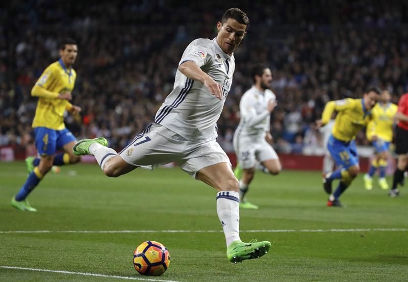 Cristiano Ronaldo se dispone a disparar. EFE/JuanJo Martin