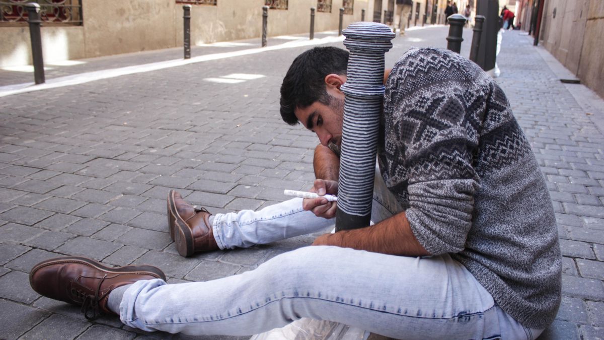 Alejandro Ontiveros, abrazado a su bolardo