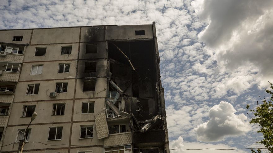 Foto tomada el 25 de mayo 2022 que muestra un edificio de apartamentos destruido por misiles rusos en Járkov, Ucrania. EFE/Esteban Biba