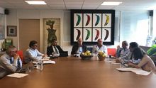 Reunión de representantes de la Asociación Productores Europeos de Plátano y Banana (APEB) en París.