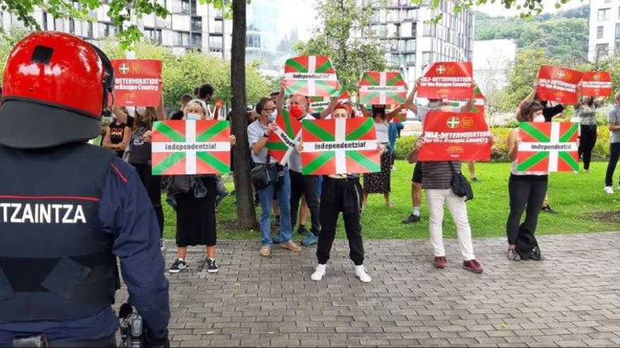Manifestantes en contra de los Reyes este viernes en Bilbao