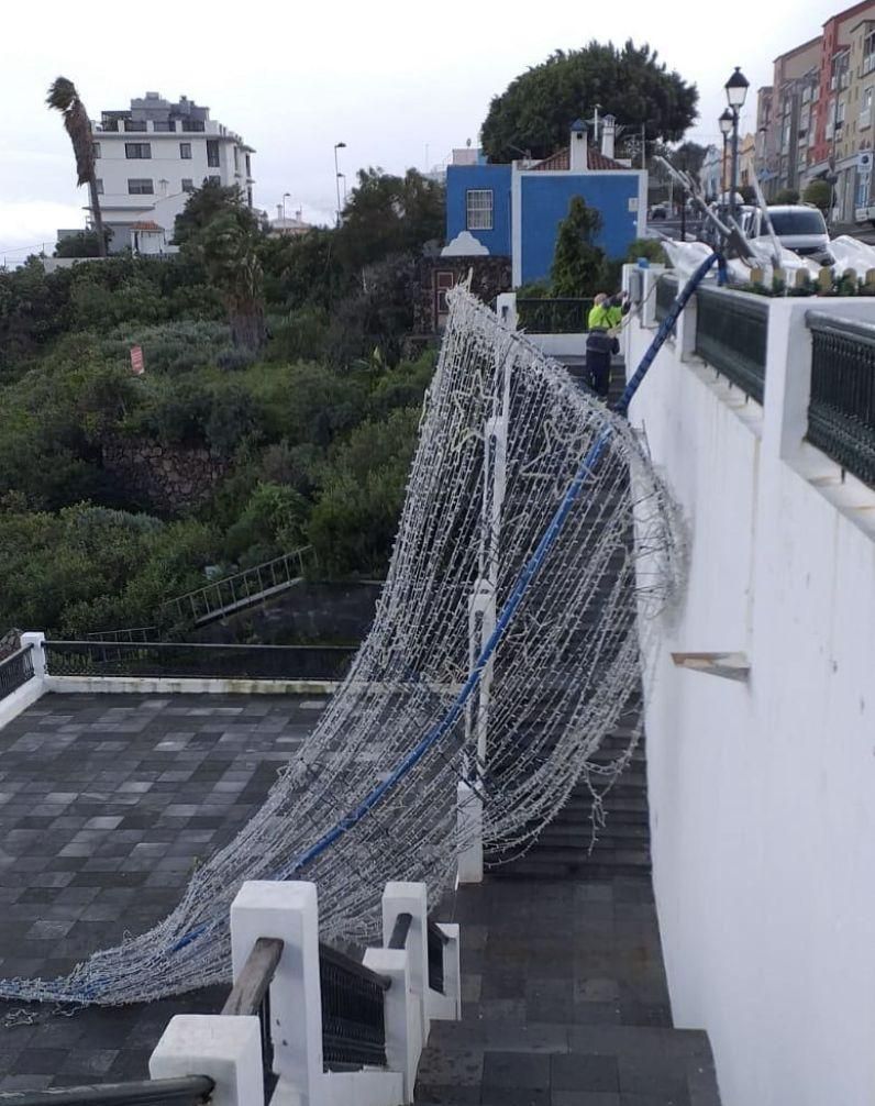 Decoración navideña afectada por el viento, este lunes, en Breña Baja.