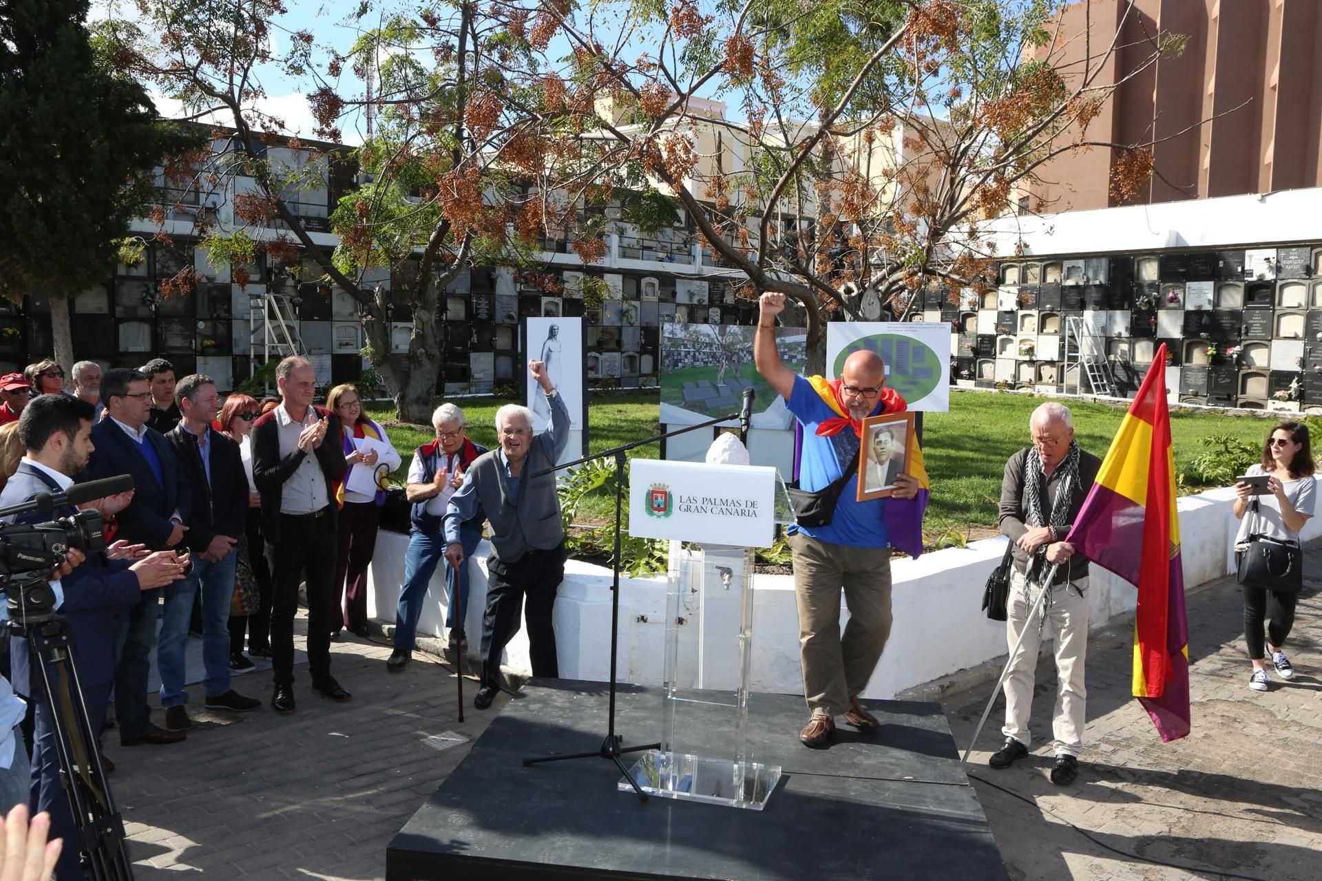 Homenaje a los 63 republicanos fusilados en la isla durante la Guerra Civil y enterrados en Vegueta. (ALEJANDRO RAMOS)