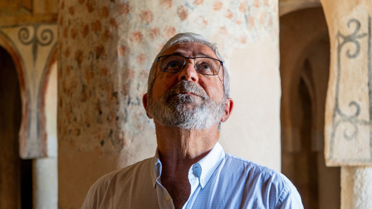 Elías Terés en la ermita de San Baudelio