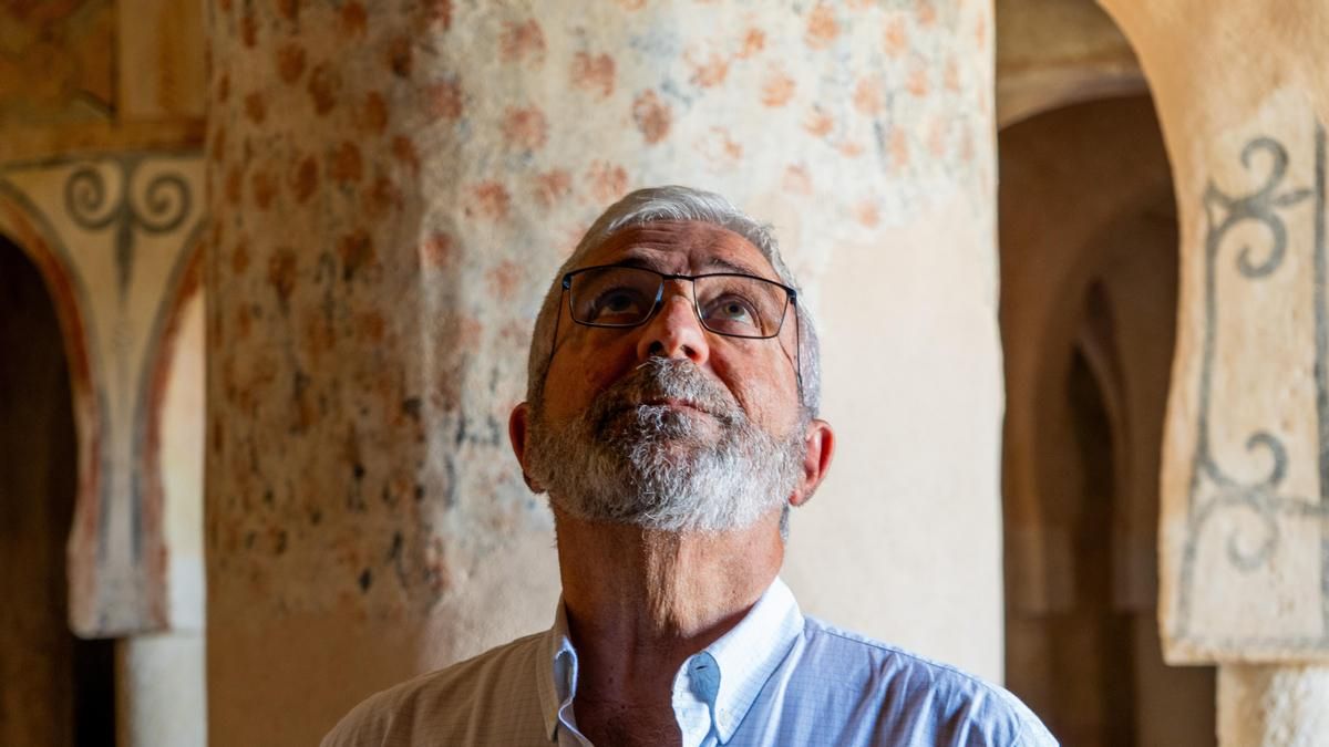 Elías Terés en la ermita de San Baudelio