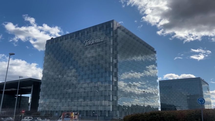 Edificio donde se encuentra la sede de Telefónica ubicada en Ronda de la comunicación, Madrid (España)