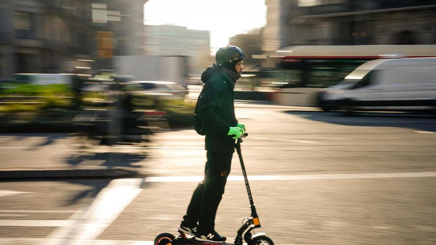 La práctica en patinete eléctrico que puede costarte una multa de 100 euros, según la DGT