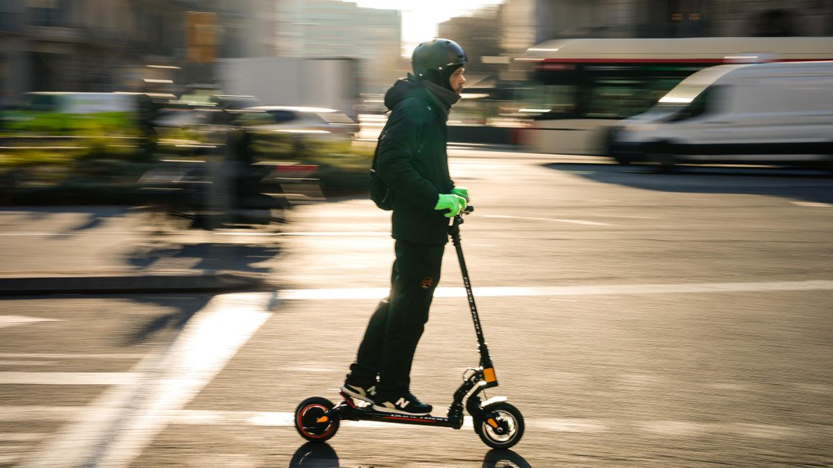 La práctica en patinete eléctrico que puede costarte una multa de 100 euros, según la DGT