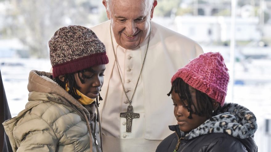El papa denuncia entre los refugiados en Lesbos la indiferencia de Europa