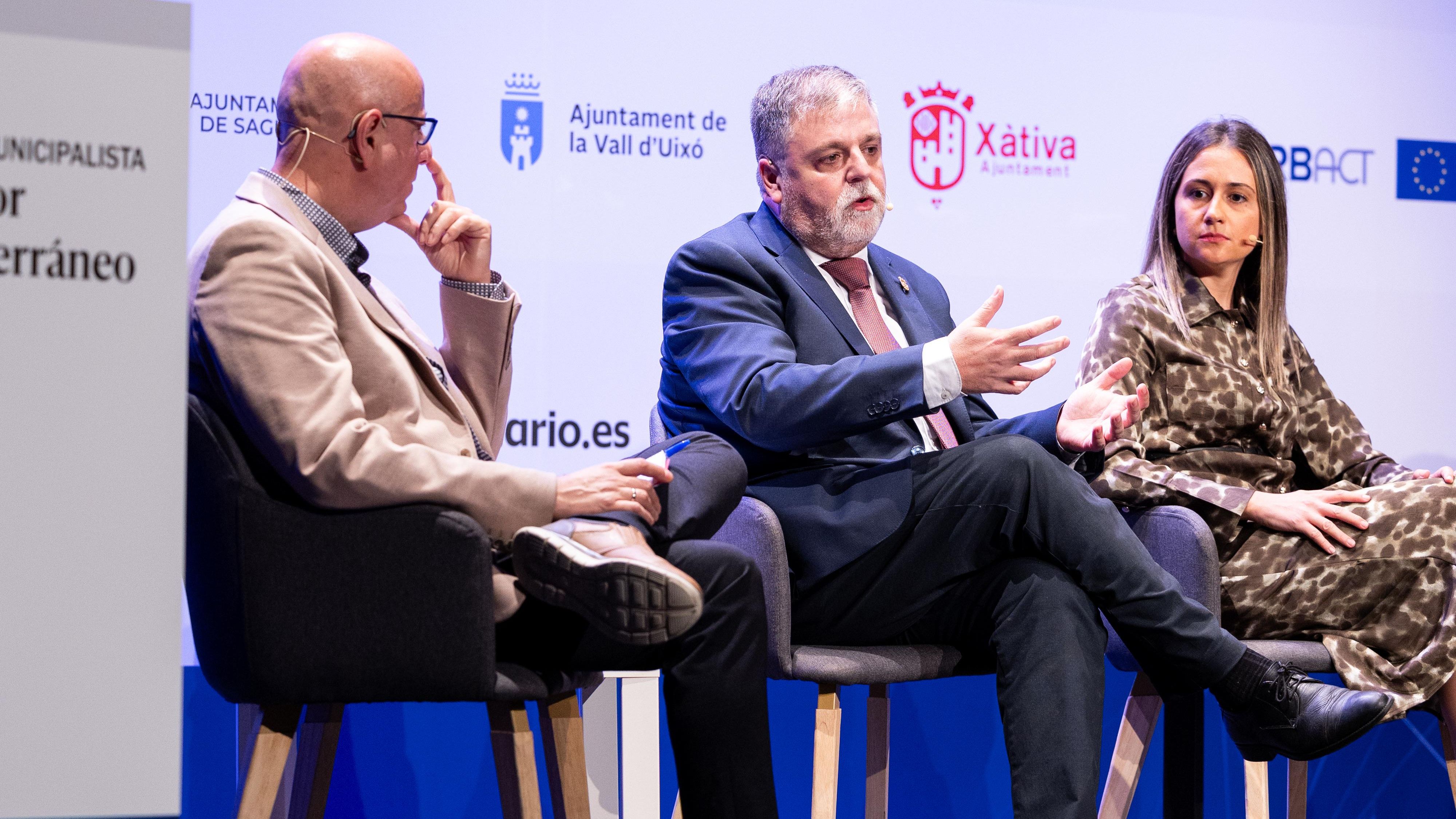 El periodista de elDiario.es Miguel Giménez, el alcalde de Villena, Fulgencio Cerdán, y la alcaldesa de la Vall d'Uixò, Tania Baños, en el II Foro Municipalista Corredor Mediterránao.