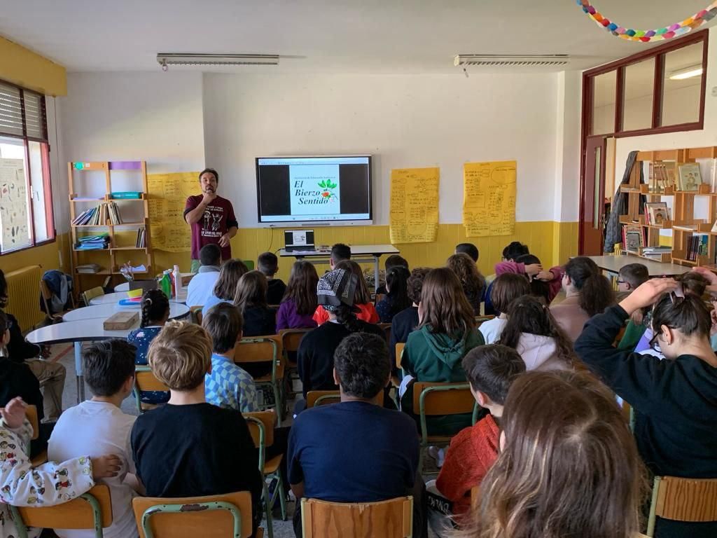 Uno de los talleres de divulgación impartidos por Roberto Martínez.