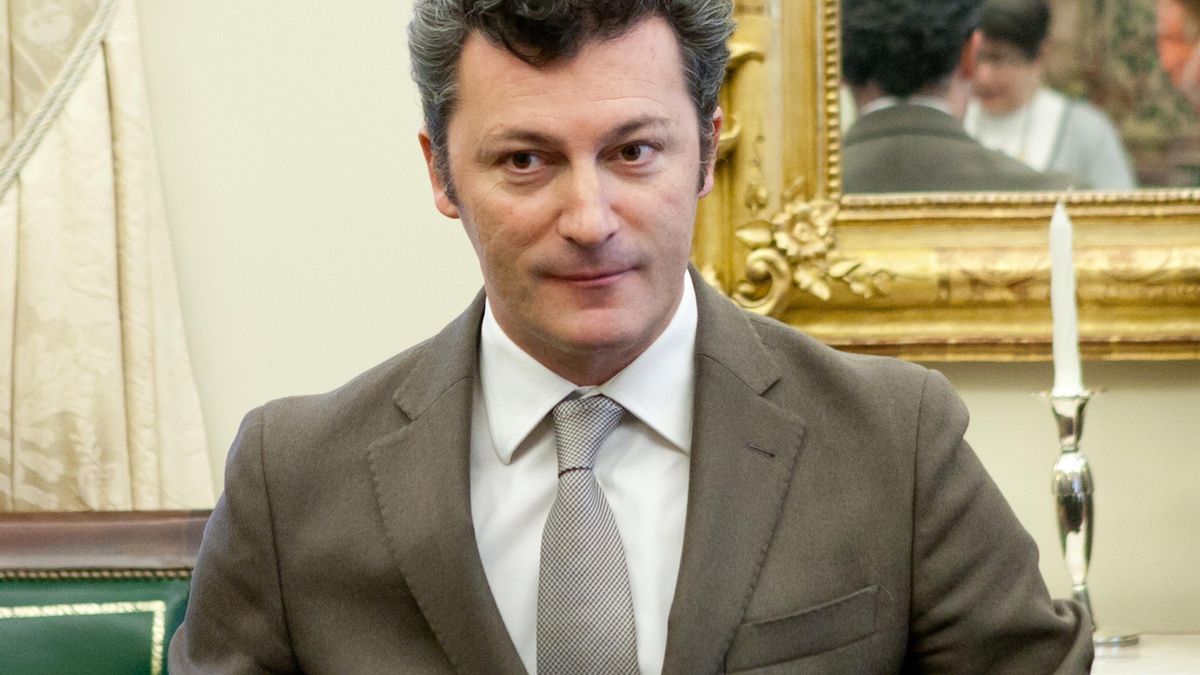 Cervera dice, tras pedir la baja en el PP, que su salida de la política es "definitiva" y "para siempre"
