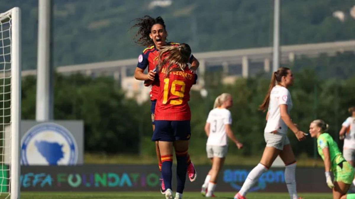 Alba Cerrato celebra con Celia Segura