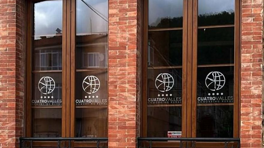 Las ventanas del coworking con el logo de Cuatro Valles.