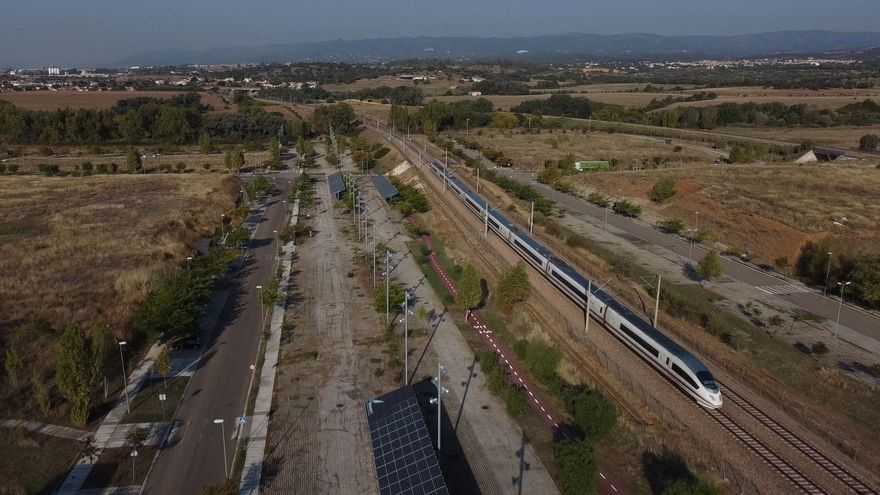 El AVE pasando junto al carril bici que lleva a Rabanales