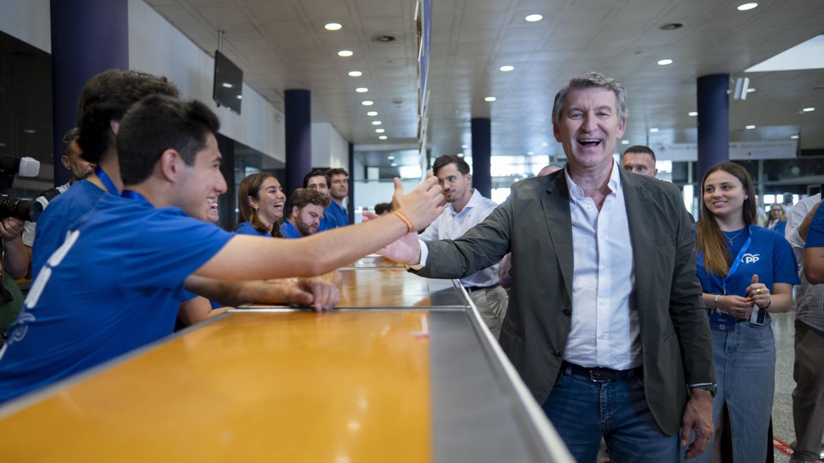 Feijóo saluda al personal del congreso del PP.