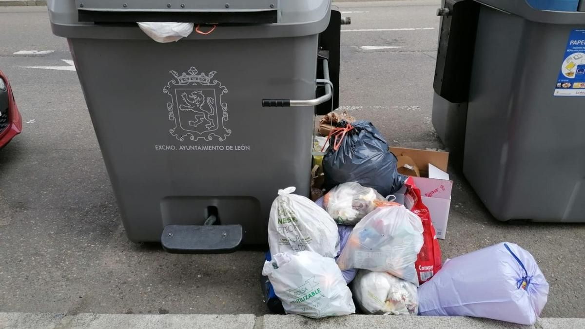 Contenedor de basura del Ayuntamiento de León.