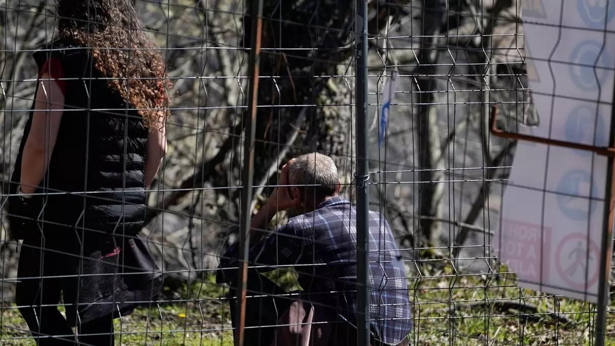 Imagen de la desolación de un familiar tras la explosión de gas grisú en la mina de Zarréu, en el concejo asturiano de Degaña.