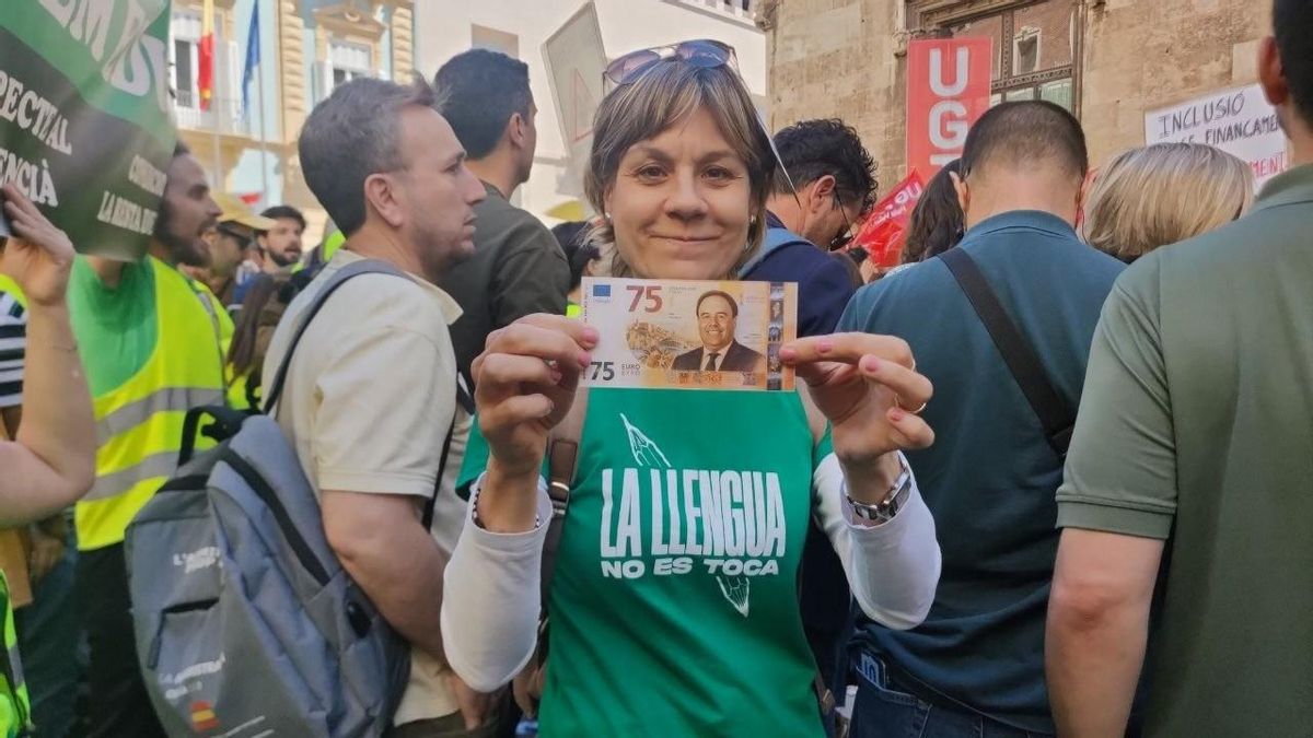 Tercer día de huelga indefinida: los docentes valencianos trasladan su protesta al Palau con un ataúd y billetes con la cara del president