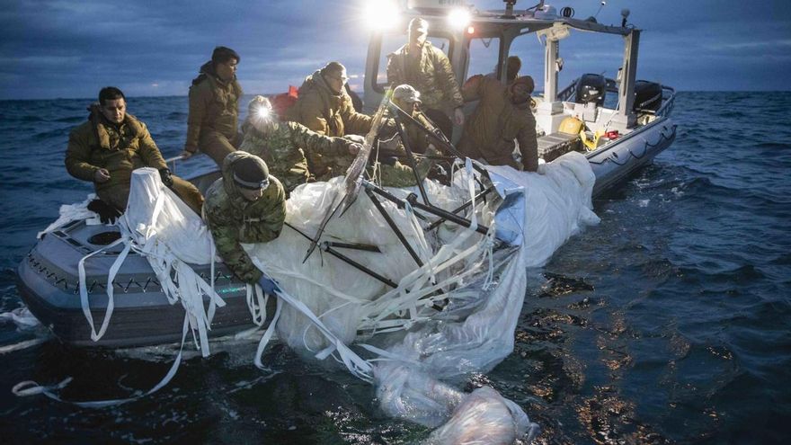 Soldados de la armada de EEUU recuperando los restos del 'globo espía' de China.