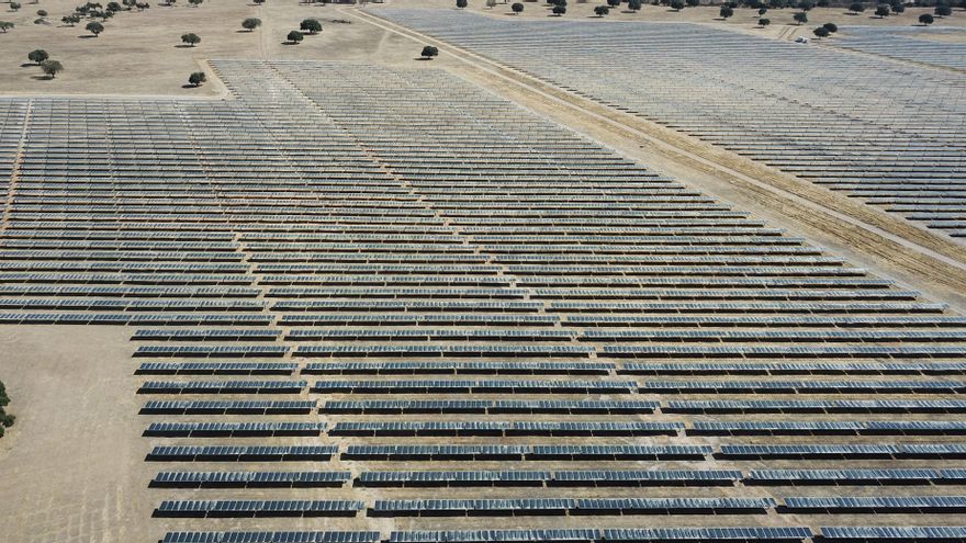 La CNMC estima que el fondo para sacar las renovables de la factura de la luz abaratará el recibo en 86 euros al año