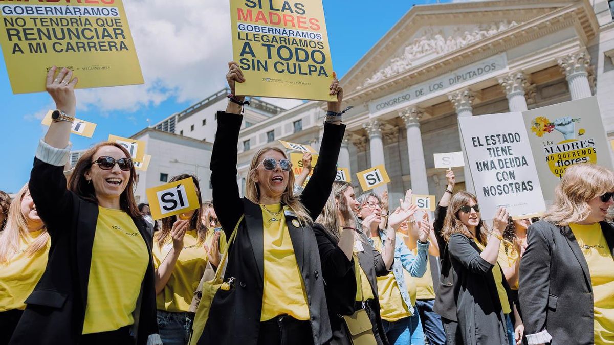 Socias de la Asociación Yo No Renuncio a la salida del acto en el Congreso
