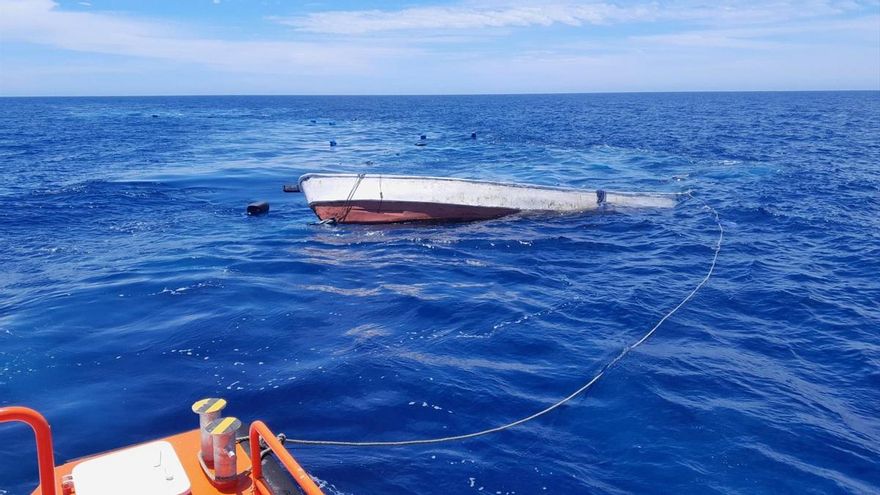 Rescatadas 140 personas en un cayuco avistado a 222 kilómetros de Gran Canaria