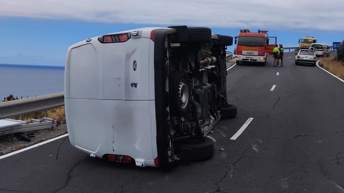 Vuelca un vehículo en la carretera de Puerto Naos