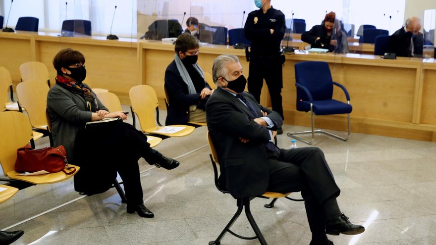 El extesorero del PP Luis Bárcenas (d) sentado en el banquillo de los acusados durante la primera sesión del juicio. EFE/Ballesteros/Archivo