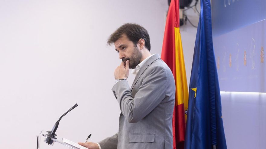 El diputado de Podemos Javier Sánchez Serna durante una rueda de prensa sobre actualidad en el Congreso de los Diputados.
