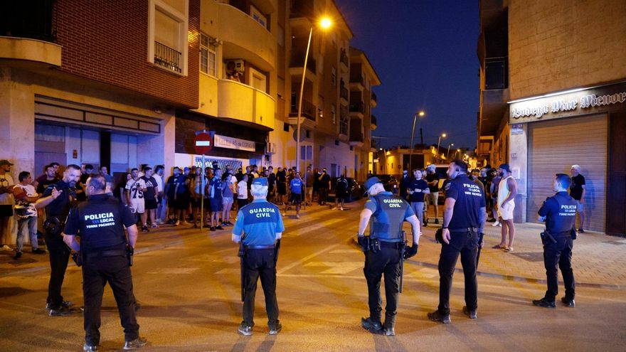 Los ultras causan incidentes aislados en una Torre Pacheco blindada ante la amenaza de una nueva "cacería" xenófoba
