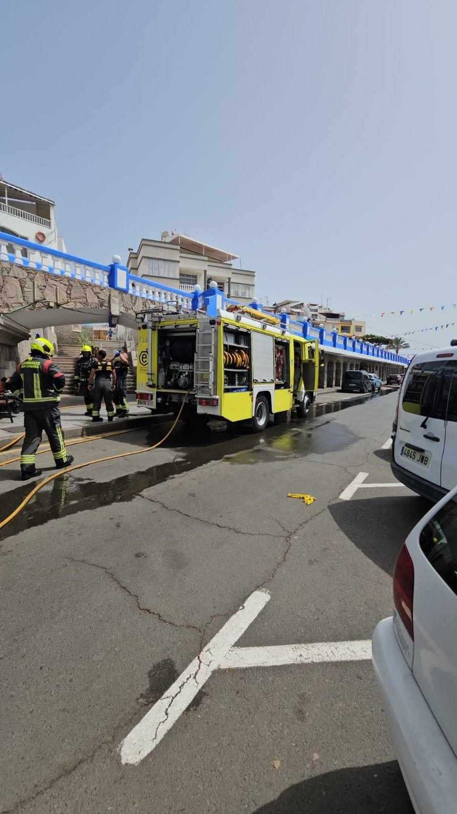 Bomberos del Consorcio de Emergencias de Gran Canaria con base en Puerto Rico consiguieron sofocar las llamas del interior de un restaurante situado en la Avenida del Muelle, 13.