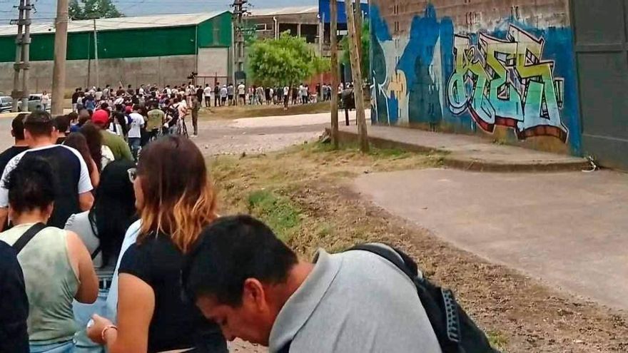 Los jóvenes no vuelven al país, pese al discurso libertario: emigración sostenida y desempleo creciente