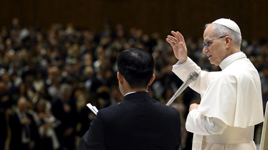 León XIV pide a la curia que trabaje sin prejuicios y con una buena dosis de humor
