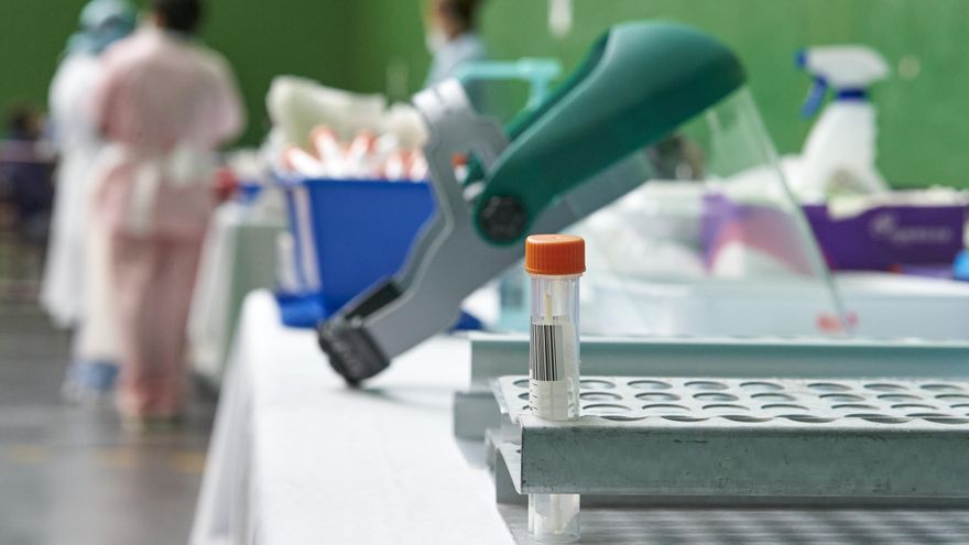 Vista de un tubo con una muestra tras la realización de una prueba PCR.