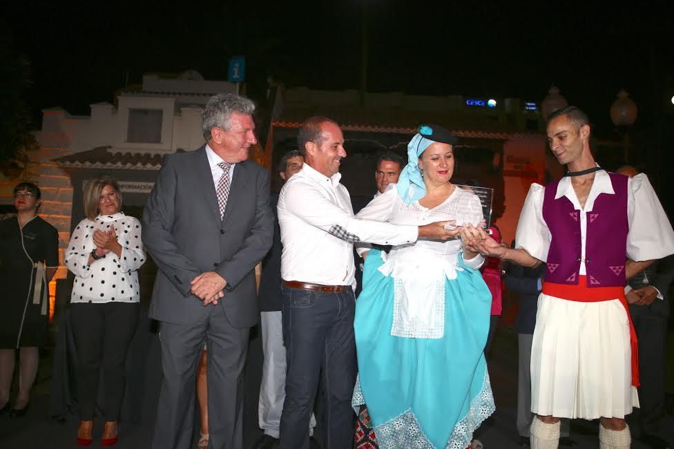 Entrega del galardón a la Agrupación Folclórica Roque Nublo. (ALEJANDRO RAMOS)