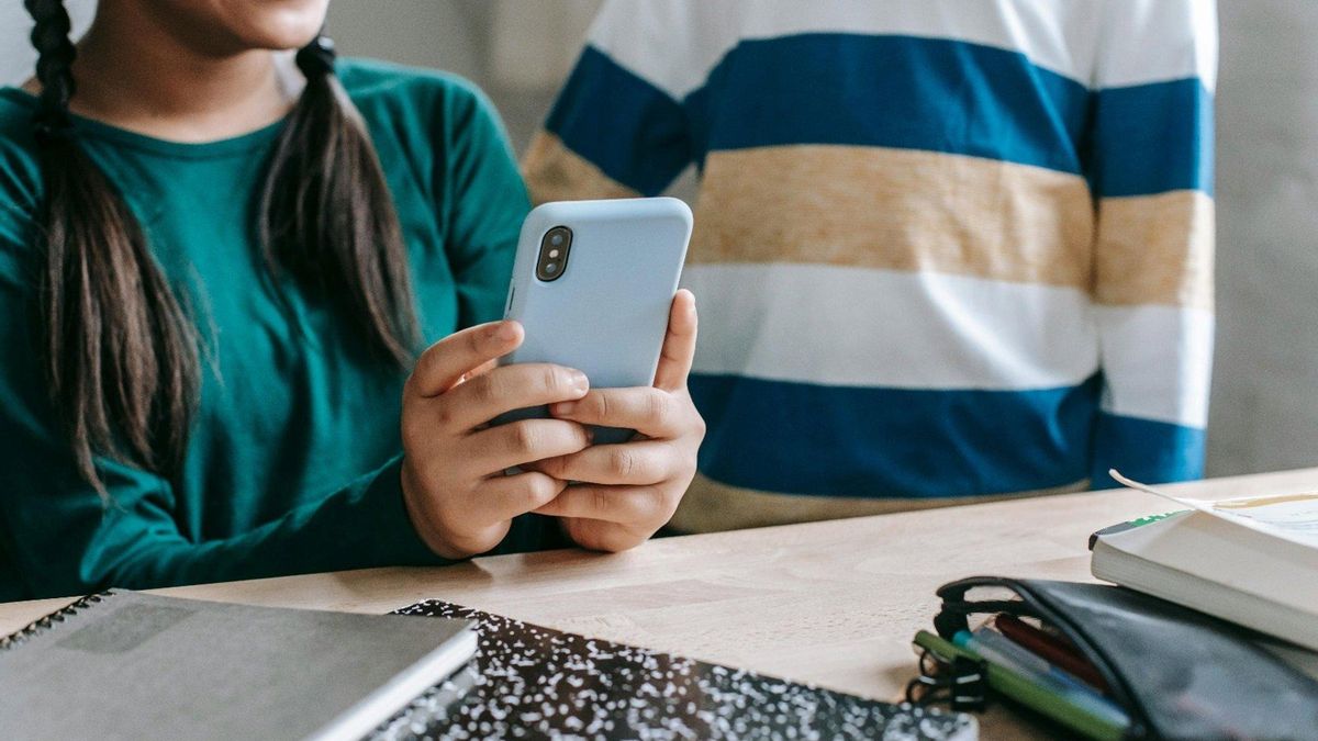 magen de unos adolescentes usando el teléfono móvil.