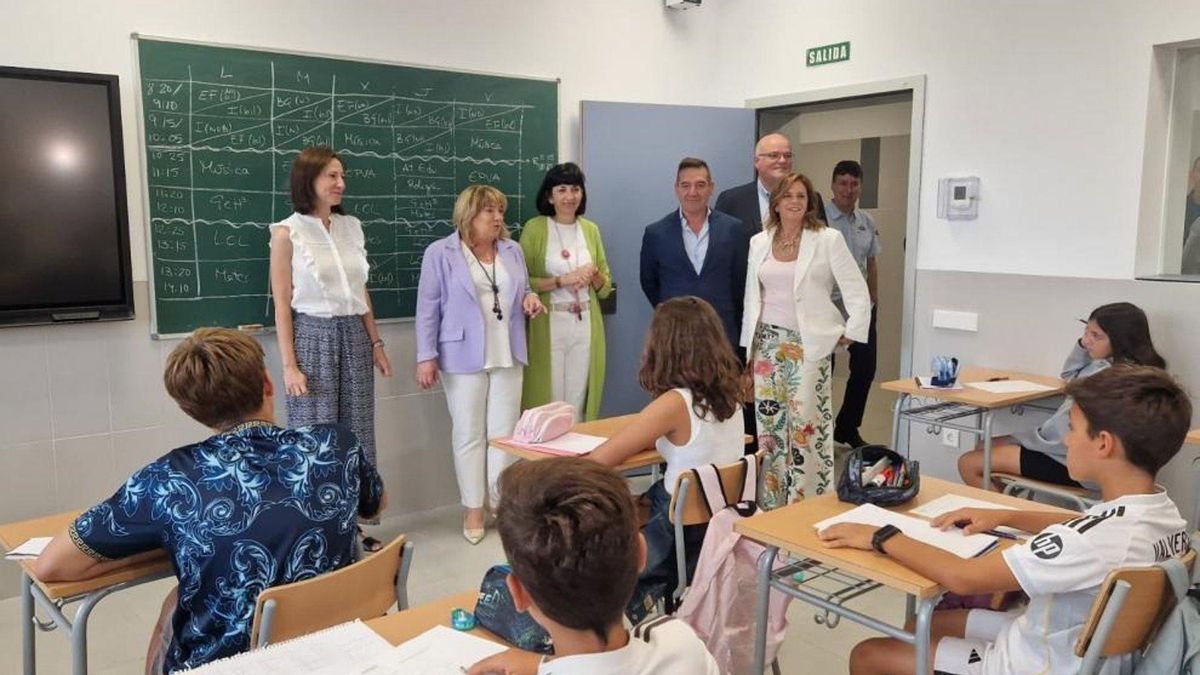 La consejera, Tomasa Hernández, ha iniciado el curso escolar 2025/2016 en el CPI Parque Venecia, donde Educación está invirtiendo 7,5 millones de euros.