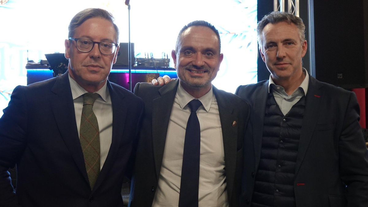 Alfonso Serrano (izda.) junto al alcalde de Móstoles (centro) en diciembre de 2024, con el caso de presunto acoso en investigación