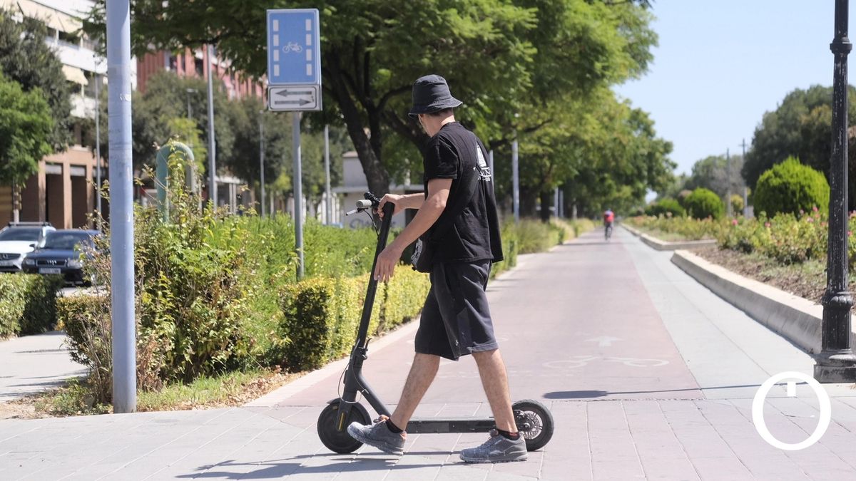 Circular por la acera y usar auriculares copan la mitad de las 183 sanciones a patinetes este verano