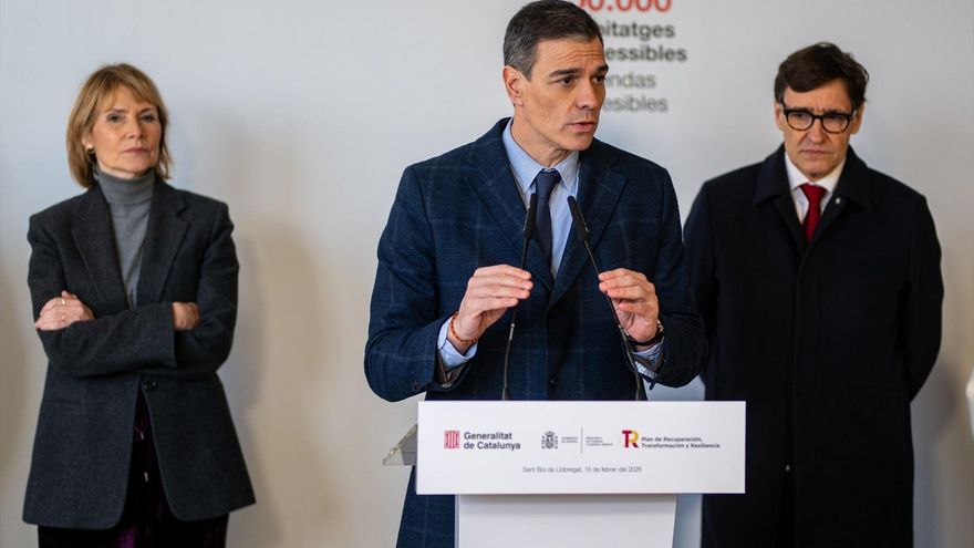 El presidente del Gobierno, Pedro Sánchez, en declaraciones a los medios, junto al presidente de la Generalitat, Salvador Illa y la ministra de Vivienda, Isabel Rodríguez, a 13 de febrero de 2025, en San Boi, Barcelona.