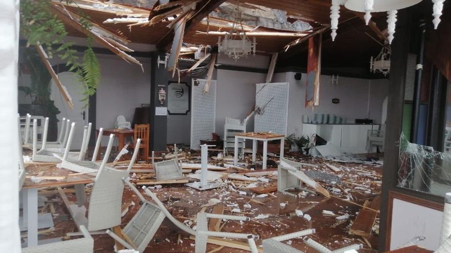 Desprendimientos de piedras causan destrozos en la zona  de quioscos del Puerto de Tazacorte