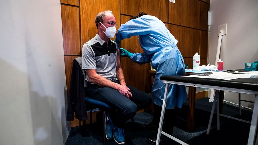 Un hombre recibe una dosis de una vacuna anti-covid en Italia. EFE/EPA/ANGELO CARCONI/Archivo
