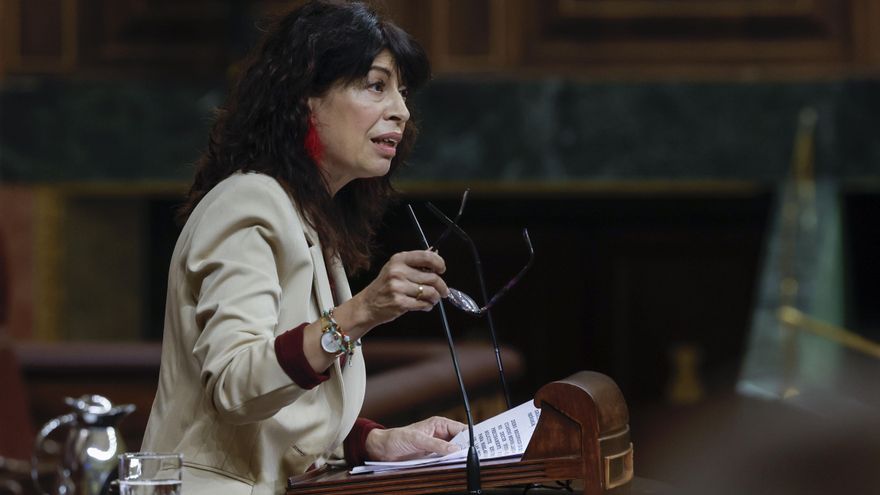 La ministra de Igualdad, Ana Redondo, interviene durante el pleno del Congreso.