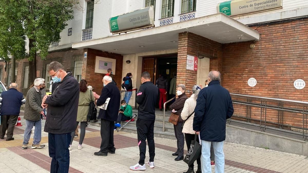 Colas ante un centro de salud de Andalucía