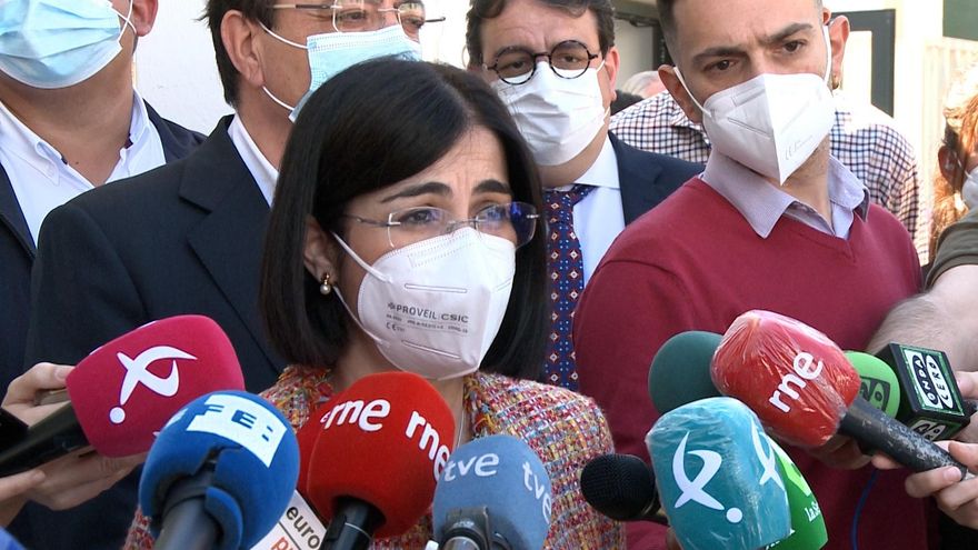 La ministra de Sanidad, Carolina Darias, atiende a los medios en San Pedro de Mérida