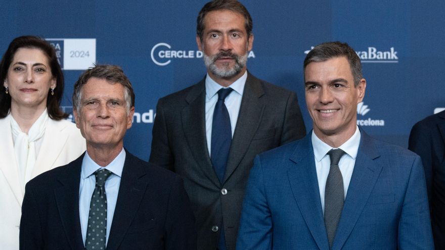 (I-D) En la primera fila, el presidente del Cerce d'Economia, Jaume Guardiola y el presidente del Gobierno, Pedro Sánchez y en la segunda fila, el presidente de KPMG España, Juanjo Cano (c), posan durante la tercera jornada de la 39 Reunió Cercle d'Econom