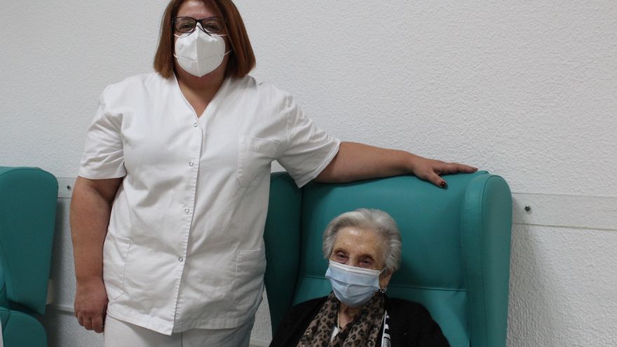 Las dos primeras personas en vacunarse en Albacete