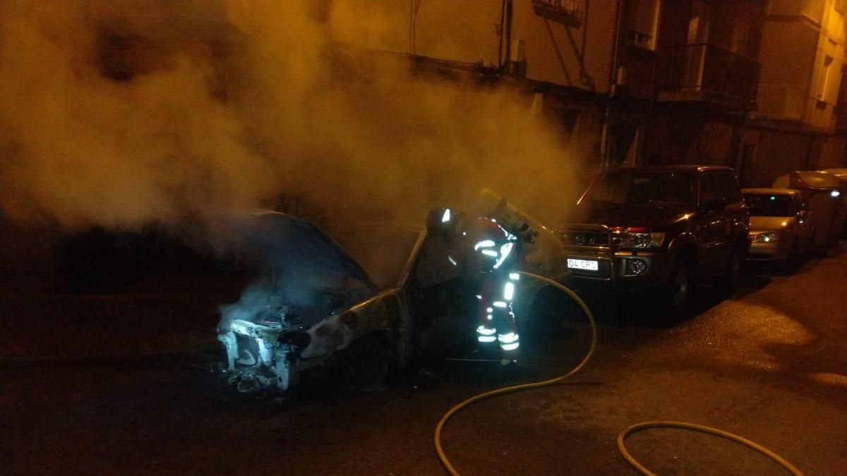 Intervención de los bomberos de Ponferrada al arder un coche de madrugada.