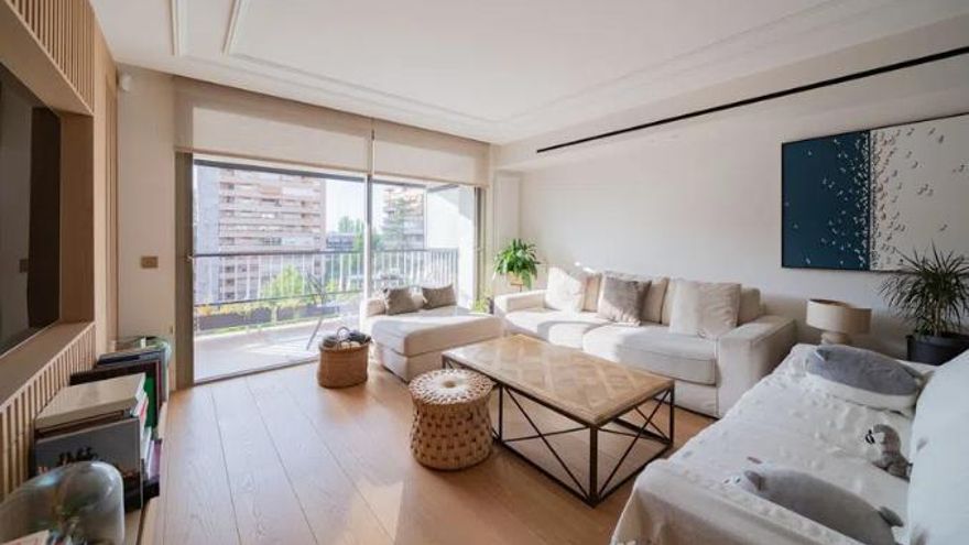 La pareja de Ayuso pone a la venta el piso en el que vive con la presidenta